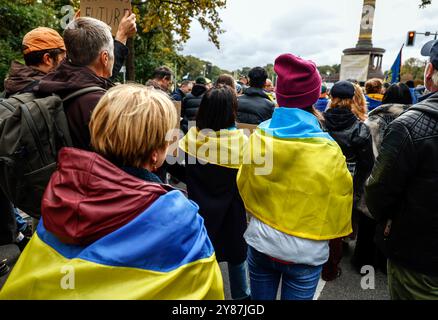 GEGENDEMO Euer Frieden ist unser Todesurteil Ukrainer bei der Gegendemo Euer Frieden ist unser Todesurteil , Berlin, 03.10.2024. Berlin Berlin Deutschland *** GEGENDEMO dein Frieden ist unser Todesurteil Ukrainer bei der Gegendemo dein Frieden ist unser Todesurteil, Berlin, 03 10 2024 Berlin Berlin Deutschland Stockfoto