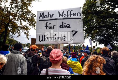 GEGENDEMO Euer Frieden ist unser Todesurteil Ukrainer fordern mehr Waffen für die Ukraine bei der Gegendemo Euer Frieden ist unser Todesurteil , Berlin, 03.10.2024. Berlin Berlin Deutschland *** GEGENDEMO dein Frieden ist unser Todesurteil Ukrainer fordern mehr Waffen für die Ukraine bei der Gegendemonstration dein Frieden ist unser Todesurteil, Berlin, 03 10 2024 Berlin Berlin Deutschland Stockfoto