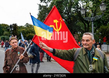 Gegendemo Euer Freiden ist unser Todesurteil ein ukrainischer Mann hält eine ukrainische Flagge vor die ehemalige Flagge der Sowjetunion die von einem Mann in russischer Uniform halten wird bei der Gegendemo Euer Frieden ist unser Todesurteil , Berlin, 03.10.2024. Berlin Berlin Deutschland *** Gegendemonstration dein Frieden ist unser Todesurteil Ein ukrainischer Mann hält eine ukrainische Flagge vor der ehemaligen Flagge der Sowjetunion, die von einem Mann in russischer Uniform gehalten wird bei der Gegendemonstration dein Frieden ist unser Todesurteil, Berlin, 03 10 2024 Berlin Berlin Deutschland Stockfoto