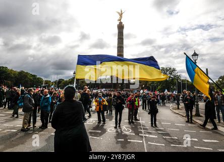 GEGENDEMO Euer Frieden ist unser Todesurteil Ukrainer bei der Gegendemo Euer Frieden ist unser Todesurteil an der Berliner Sigessäule, 03.10.2024. Berlin Berlin Deutschland *** GEGENDEMO dein Friede ist unser Todesurteil Ukrainer bei der Gegendemo dein Friede ist unser Todesurteil an der Berliner Sigessäule, 03 10 2024 Berlin Berlin Deutschland Stockfoto