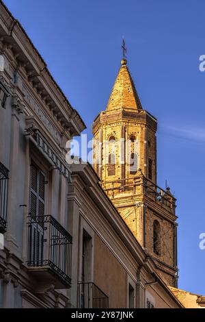 Blick auf den großen Glockenturm der Stiftskirche San Michele Arcangelo. Città Sant'Angelo, Provinz Pescara, Abruzzen, Italien, Europa Stockfoto