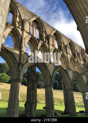 Die 1132 gegründete Rievaulx Abbey war die erste Zisterzienserabtei im Norden Englands. Vereinigtes Königreich Stockfoto