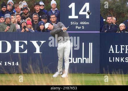 Carnoustie, Angus, Großbritannien. Oktober 2024. Alfred Dunhill Links Golf Championship, Runde 1; Rory McIlroy aus Nordirland schlägt auf dem vierzehnten Loch ab. Credit: Action Plus Sports/Alamy Live News Stockfoto