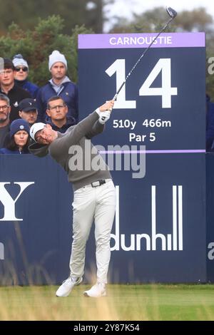 Carnoustie, Angus, Großbritannien. Oktober 2024. Alfred Dunhill Links Golf Championship, Runde 1; Rory McIlroy aus Nordirland schlägt auf dem vierzehnten Loch ab. Credit: Action Plus Sports/Alamy Live News Stockfoto