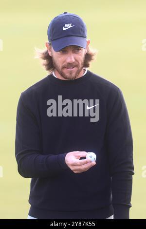 Carnoustie, Angus, Großbritannien. Oktober 2024. Alfred Dunhill Links Golf Championship, Runde 1; Tommy Fleetwood aus England auf dem Fairway des 15. Lochs auf dem Championship Course bei Carnoustie Golf Links, während der ersten Runde der Dunhill Links Championship Credit: Action Plus Sports/Alamy Live News Stockfoto