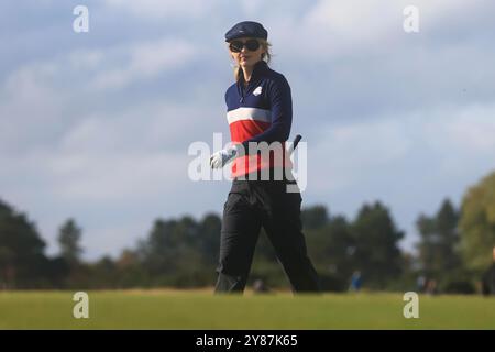 Carnoustie, Angus, Großbritannien. Oktober 2024. Alfred Dunhill Links Golf Championship, Runde 1; Schauspielerin Kathryn Newton auf dem sechzehnten Grün auf dem Championship Course bei Carnoustie Golf Links, während der ersten Runde der Dunhill Links Championship Credit: Action Plus Sports/Alamy Live News Stockfoto