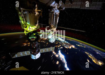 Im Weltraum - 12. September 2024: Sojus-Raumschiff an die ISS angedockt. Die Schönheit des Planeten Erde im Hintergrund. Digitale Bildverbesserung durch die NASA Stockfoto