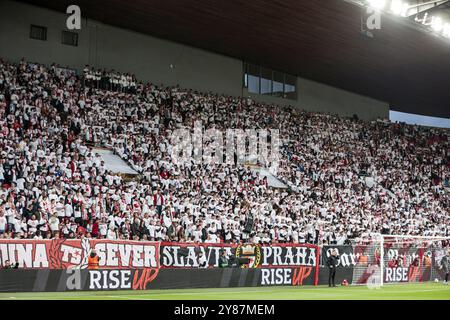 PRAG - Fans von Sparta Prag beim UEFA Europa League Spiel zwischen SK Slavia Prag und Ajax Amsterdam in der Eden Arena am 3. Oktober 2024 in Prag. ANP JEROEN PUTMANS Stockfoto