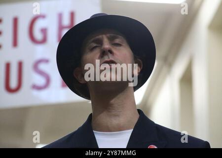 Maximo Park Band überrascht akustische Auftritte des neuen Albums Stream of Life im Grainger Market Weight House in Newcastle upon Tyne. Das Wiegh House, Grainger Market, stammt aus dem 19. Jahrhundert, um das Gewicht der Kaufgüter zu kontrollieren. Leadsänger Paul Smith trat in einem Trilby auf, fast Teil der Dienstuniform für Indie-Bands. Mit hyperbolischen Gesichtsausdrücken bis hin zu extravaganten Tanzbewegungen brachte Leadsänger Paul Smith eine dynamische Energie in die Performance. Newcastle upon Tyne, UK, 3. Oktober 2024, Credit: DEW/Alamy Live News Stockfoto