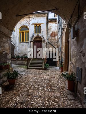 Der Innenhof und die Gebäude mit Blick auf den Baronialpalast in Città Sant'Angelo. Città Sant'Angelo, Provinz Pescara, Abruzzen, Italien Stockfoto