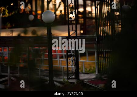 Teil des Donauufers mit einigen Restaurants am Abend Stockfoto