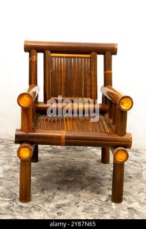 Vorderansicht des natürlich glänzenden Bambusstuhls, brauner Bambusholzstuhl, isoliert auf weiß Stockfoto