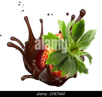 Erdbeere mit Schokoladenspritzer isoliert auf weißem Hintergrund. Beschneidungspfad. Stockfoto