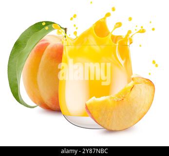 Pfirsich mit Saftspritzer in Glas isoliert auf weißem Hintergrund. Beschneidungspfad. Stockfoto