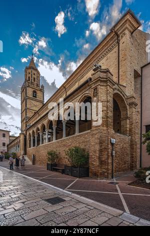 Der große Portikus aus dem 15. Jahrhundert und der große Kirchturm der Stiftskirche San Michele Arcangelo. Città Sant'Angelo, Abruzzen, Italien Stockfoto