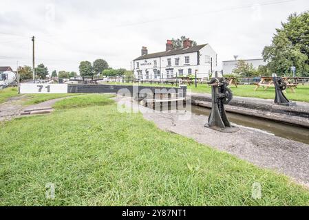 Kings Lock Middlewich, Lockgate 71, Trent and Mersey Canal, Cheshire ist ein traditionelles Wasserloch am Kanal, reich an Wasserstraßen-Kultur. Stockfoto