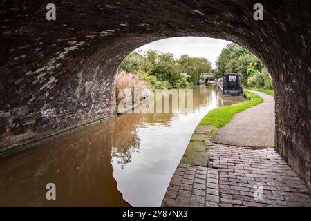 Schleppweg unter dem Brückenbogen, gleich neben Wardle Lock und in Shropshire Union Richtung Middlewich, Cheshire. Stockfoto