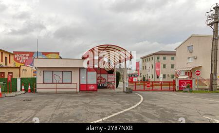 Pozarevac, Serbien - 14. März 2024: Food Factory Bambi Complex in der Djure Djakovica Straße am Frühlingstag der Stadt. Stockfoto