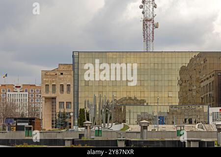 Drobeta Turnu Severin, Rumänien - 15. März 2024: Metallskulptur in Kinetic Water Fountain Landmark am Boulevard Carol Cloudy Spring Day. Stockfoto