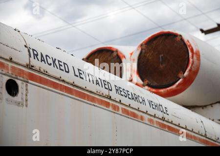 Pueblo, Colorado - Ein Grumman verfolgte Ein schwimmendes Forschungsfahrzeug im Pueblo Railway Museum. Mehrere Forschungskissenzüge parken im Museum. F Stockfoto