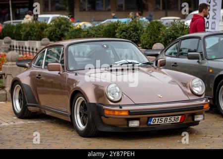 Sofia, Bulgarien - 15. September 2024: Alte Oldtimer-Parade bei der Herbst-Retro-Parade in Sofia, Bulgarien, Porsche 911er Jahre Stockfoto