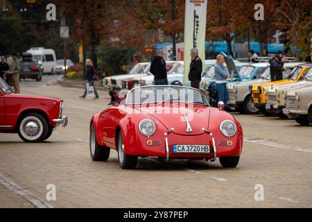 Sofia, Bulgarien - 15. September 2024: Alte Oldtimer-Parade bei der Herbst-Retro-Parade in Sofia, Bulgarien, Porsche 356 Speedster Stockfoto