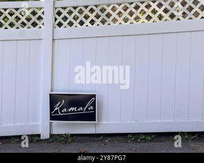 Camden, Usa. September 2024. Ein Schild mit Kamala steht am 22. September 2024 vor dem Zaun eines Hauses in Camden, Maine. Laut Nachrichtenberichten sammelte Vizepräsident Kamala Harris im August 361 Millionen US-Dollar und verdreifachte damit fast die 130 Millionen US-Dollar, die Donald Trump im selben Monat gesammelt hatte. (Foto: Samuel Rigelhaupt/SIPA USA) Credit: SIPA USA/Alamy Live News Stockfoto