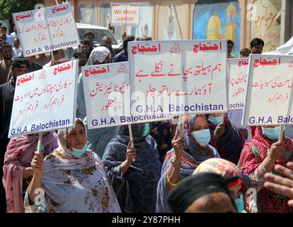 Mitglieder der Großen Gesundheitsallianz Balochistan veranstalten am Donnerstag, den 3. Oktober 2024, in Quetta eine Protestkundgebung gegen die Privatisierung staatlicher Krankenhäuser. Quelle: Pakistan Press International (PPI)/Alamy Live News Stockfoto