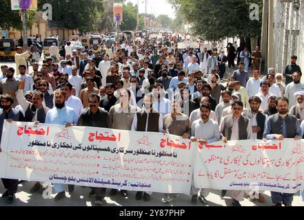 Mitglieder der Großen Gesundheitsallianz Balochistan veranstalten am Donnerstag, den 3. Oktober 2024, in Quetta eine Protestkundgebung gegen die Privatisierung staatlicher Krankenhäuser. Quelle: Pakistan Press International (PPI)/Alamy Live News Stockfoto