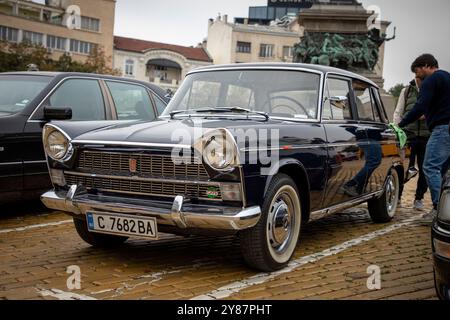 Sofia, Bulgarien - 15. September 2024: Alte Oldtimer-Parade bei der Herbstparade in Sofia, Bulgarien, FIAT 1500 L Stockfoto