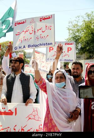 Mitglieder der Großen Gesundheitsallianz Balochistan veranstalten am Donnerstag, den 3. Oktober 2024, in Quetta eine Protestkundgebung gegen die Privatisierung staatlicher Krankenhäuser. Quelle: Pakistan Press International (PPI)/Alamy Live News Stockfoto