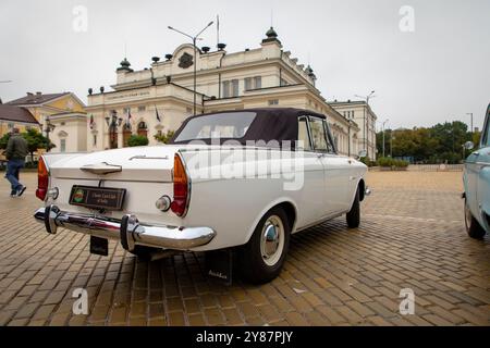 Sofia, Bulgarien - 15. September 2024: Alte Oldtimerparade bei der Herbstparade in Sofia, Bulgarien, Moskvich 408 Tourist Stockfoto