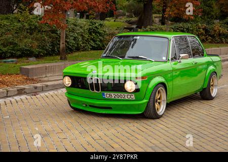 Sofia, Bulgarien - 15. September 2024: Alte Oldtimer-Parade bei der Herbst-Retro-Parade in Sofia, Bulgarien, BMW 2002 TURBO Stockfoto