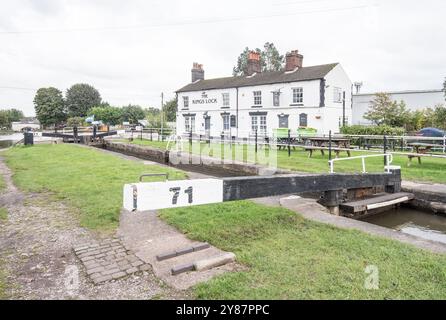 Kings Lock Middlewich, Lockgate 71, Trent and Mersey Canal, Cheshire ist ein traditionelles Wasserloch am Kanal, reich an Wasserstraßen-Kultur. Stockfoto