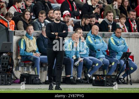 PRAG - Ajax-Trainer Francesco Farioli beim Spiel der UEFA Europa League zwischen SK Slavia Prag und Ajax Amsterdam in der Eden Arena am 3. Oktober 2024 in Prag. ANP JEROEN PUTMANS niederlande Out - belgien Out Stockfoto