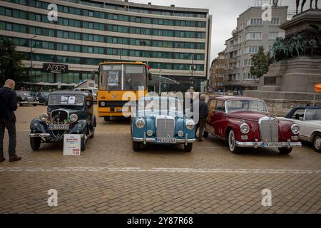 Sofia, Bulgarien - 15. September 2024: Parade der alten Oldtimer bei der Herbstparade in Sofia, Bulgarien, Mercedes 220S Pontoon Stockfoto