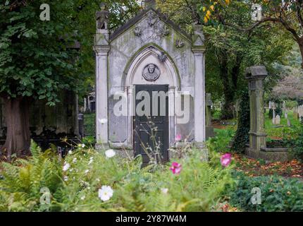 Herbstliche Farben auf dem Brompton Cemetery. 1852 war es der erste Londoner Friedhof, der auf dem Gelände der Krone stand. Es wurde 1840 eröffnet Stockfoto