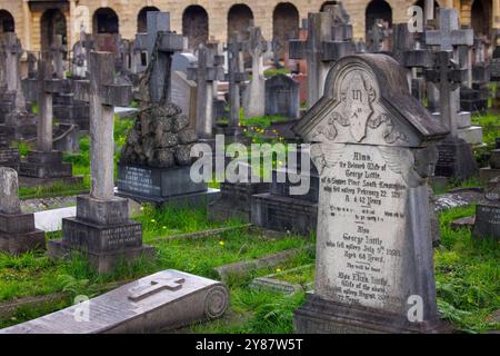 Herbstliche Farben auf dem Brompton Cemetery. 1852 war es der erste Londoner Friedhof, der auf dem Gelände der Krone stand. Es wurde 1840 eröffnet Stockfoto