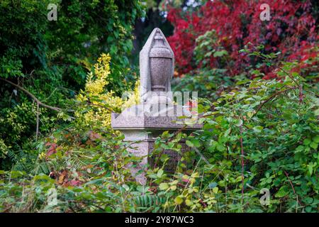 Herbstliche Farben auf dem Brompton Cemetery. 1852 war es der erste Londoner Friedhof, der auf dem Gelände der Krone stand. Es wurde 1840 eröffnet Stockfoto