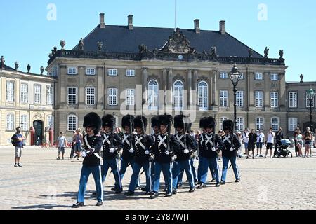 Kopenhagen, Dänemark - 1. August 2024: Wachwechsel im Schloss Amalienborg in Kopenhagen. Stockfoto