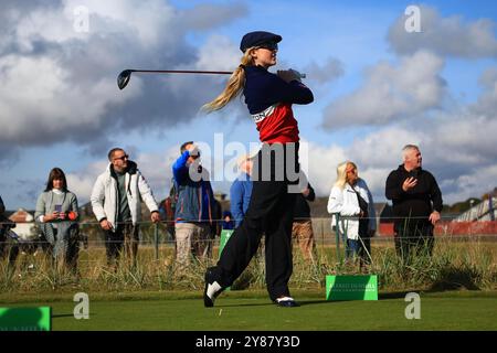 Carnoustie, Angus, Großbritannien. Oktober 2024. Alfred Dunhill Links Golf Championship, Runde 1; Schauspielerin Kathryn Newton auf dem 18. Abschlag auf dem Championship Course bei Carnoustie Golf Links, während der ersten Runde der Dunhill Links Championship Credit: Action Plus Sports/Alamy Live News Stockfoto