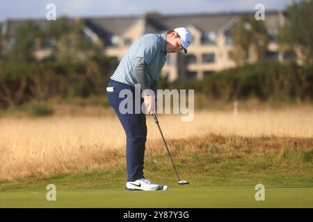 Carnoustie, Angus, Großbritannien. Oktober 2024. Alfred Dunhill Links Golf Championship, Runde 1; Robert Macintyre aus Schottland puttet auf dem Championship Course bei Carnoustie Golf Links, während der ersten Runde der Dunhill Links Championship Credit: Action Plus Sports/Alamy Live News Stockfoto