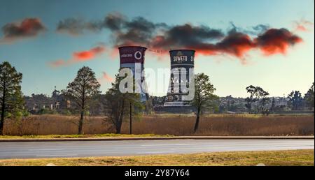 Orlando Power Station, ein stillgelegtes Kohlekraftwerk in Soweto, Township der Stadt Johannesburg, Südafrika. Die Kühltürme sind Stockfoto