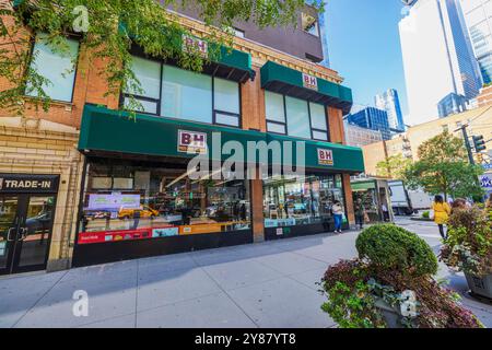 Straßenansicht des BH Photo Video Stores in New York City mit Leuten, die vorbeilaufen. New York. USA. Stockfoto