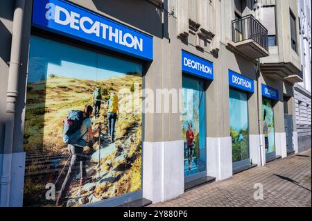 Pamplona, Spanien, 19. Mai 2024: Die Front der Stadt Decathlon in Pamplona Stockfoto