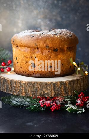 Panettone aus Weihnachtsschokolade mit Weihnachtsdekoration Stockfoto