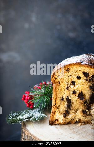 Panettonscheibe isoliert, mit Weihnachtsdekoration Stockfoto