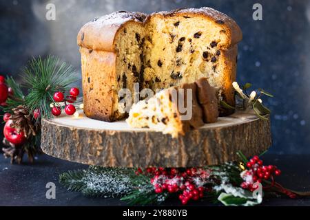 Panettone, italienischer Weihnachtskuchen und Weihnachtsdekoration. Stockfoto