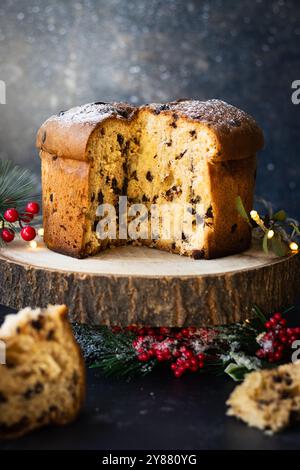 Traditionelles Weihnachtspanettone mit Schokolade, mit Weihnachtsdekoration Stockfoto