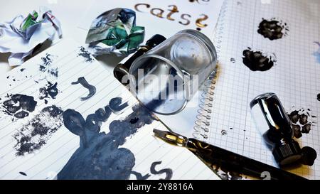 Markierungen von Katzenpfoten auf Notizbüchern. Stockfoto
